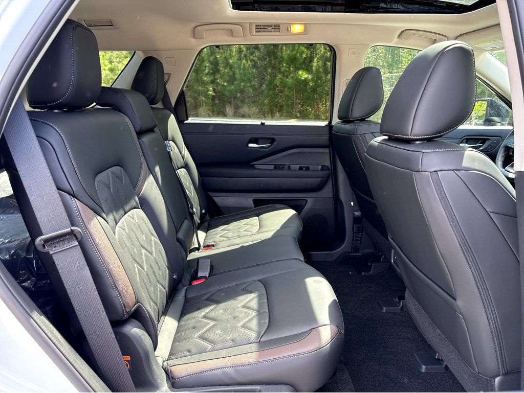 New 2026 Nissan Pathfinder Platinum FWD image 14