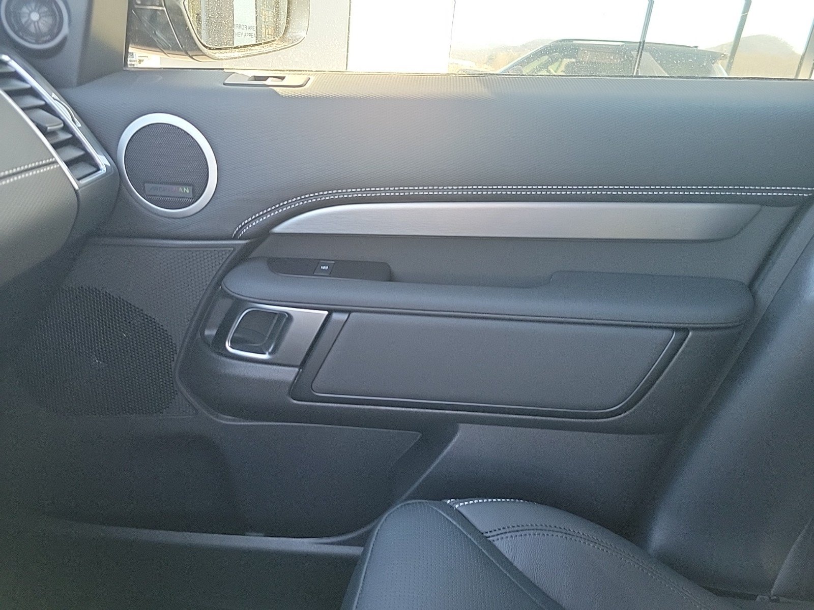Certified 2025 Land Rover Discovery Dynamic SE AWD/4WD image 26