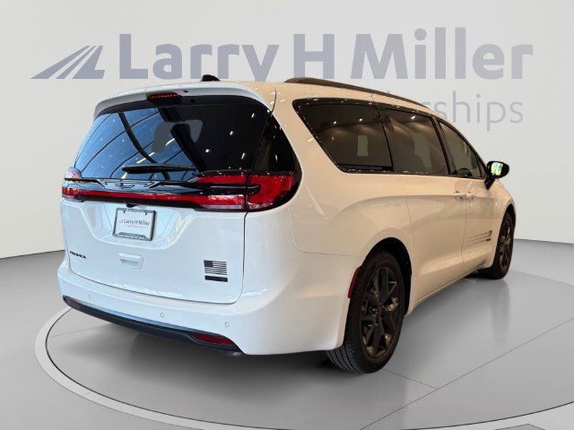 New 2027 Chrysler Pacifica Select FWD image 5