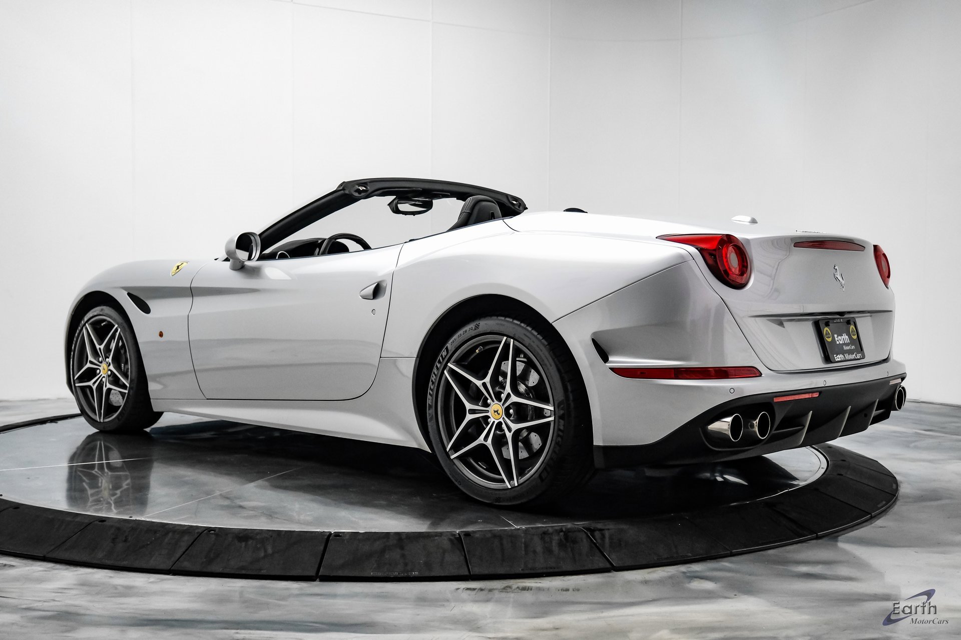 Used 2016 Ferrari California T image 13