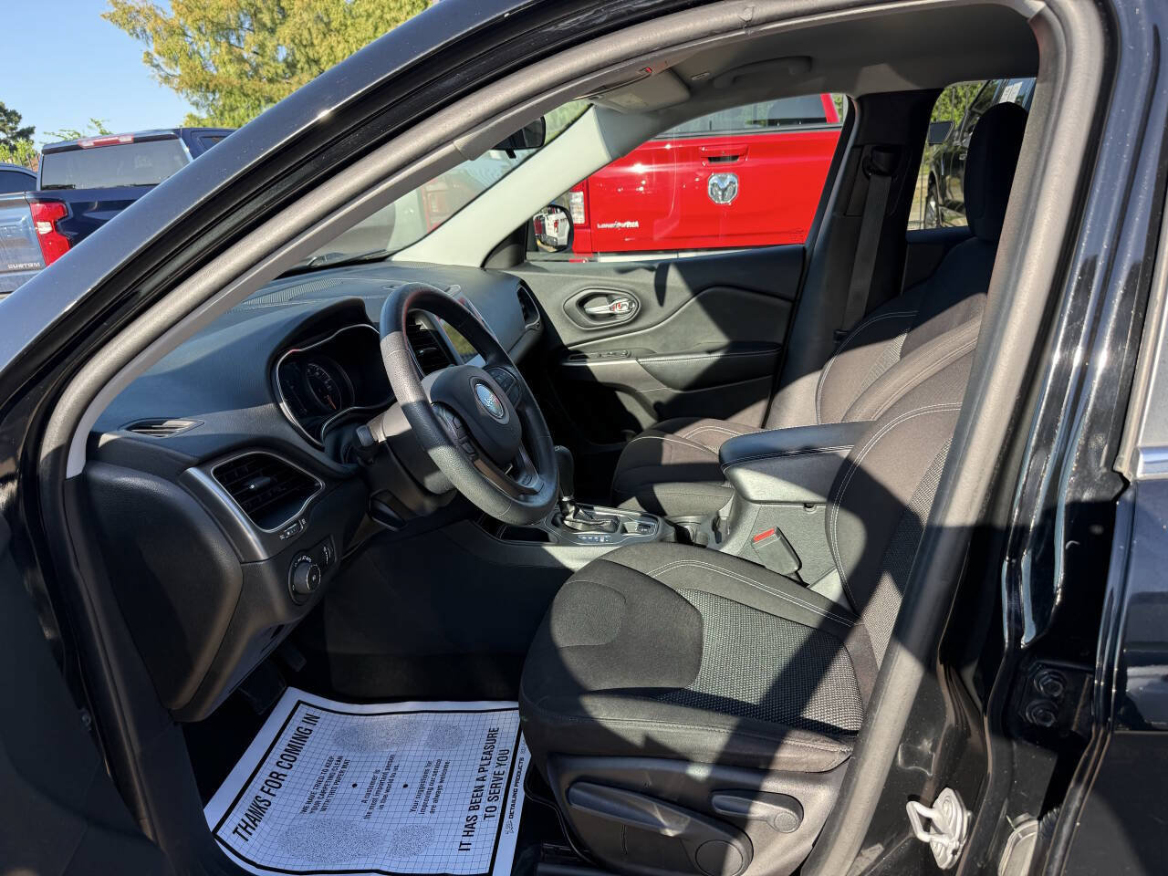 Used 2019 Jeep Cherokee Latitude w/ Popular Appearance Group FWD image 7