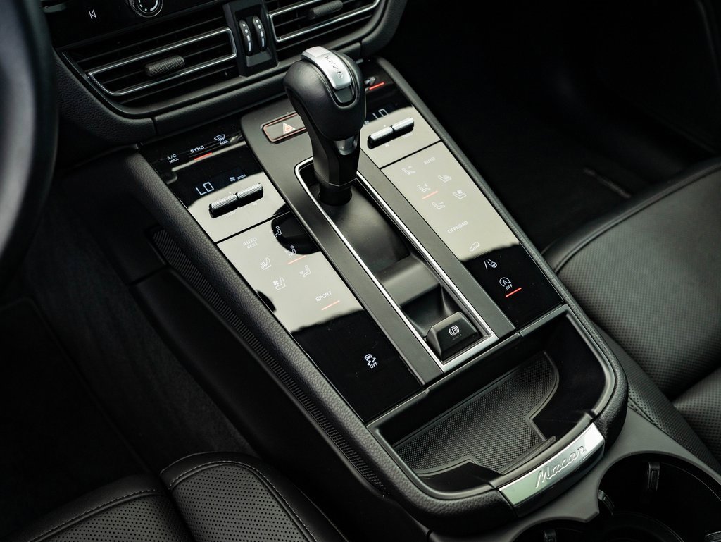 Certified 2024 Porsche Macan image 33