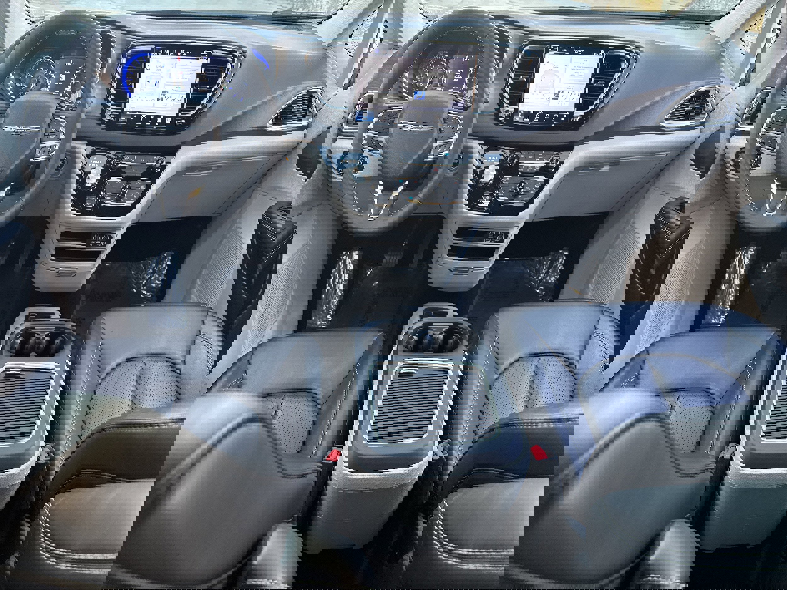 Used 2023 Chrysler Pacifica Touring-L image 16