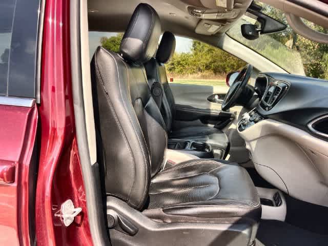 Used 2020 Chrysler Pacifica Touring-L FWD image 12