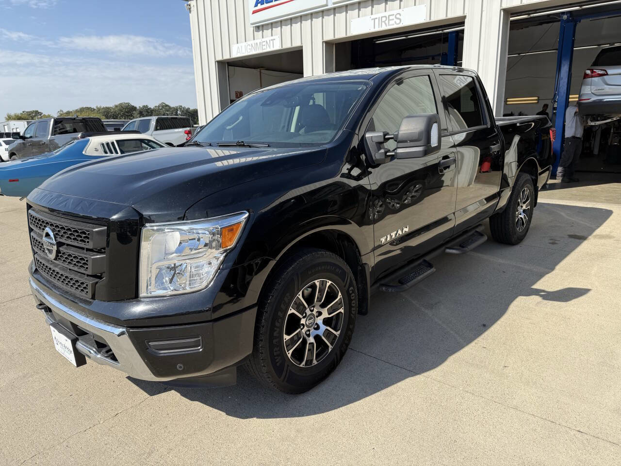 Used 2022 Nissan Titan SV w/ SV Convenience Package image 3
