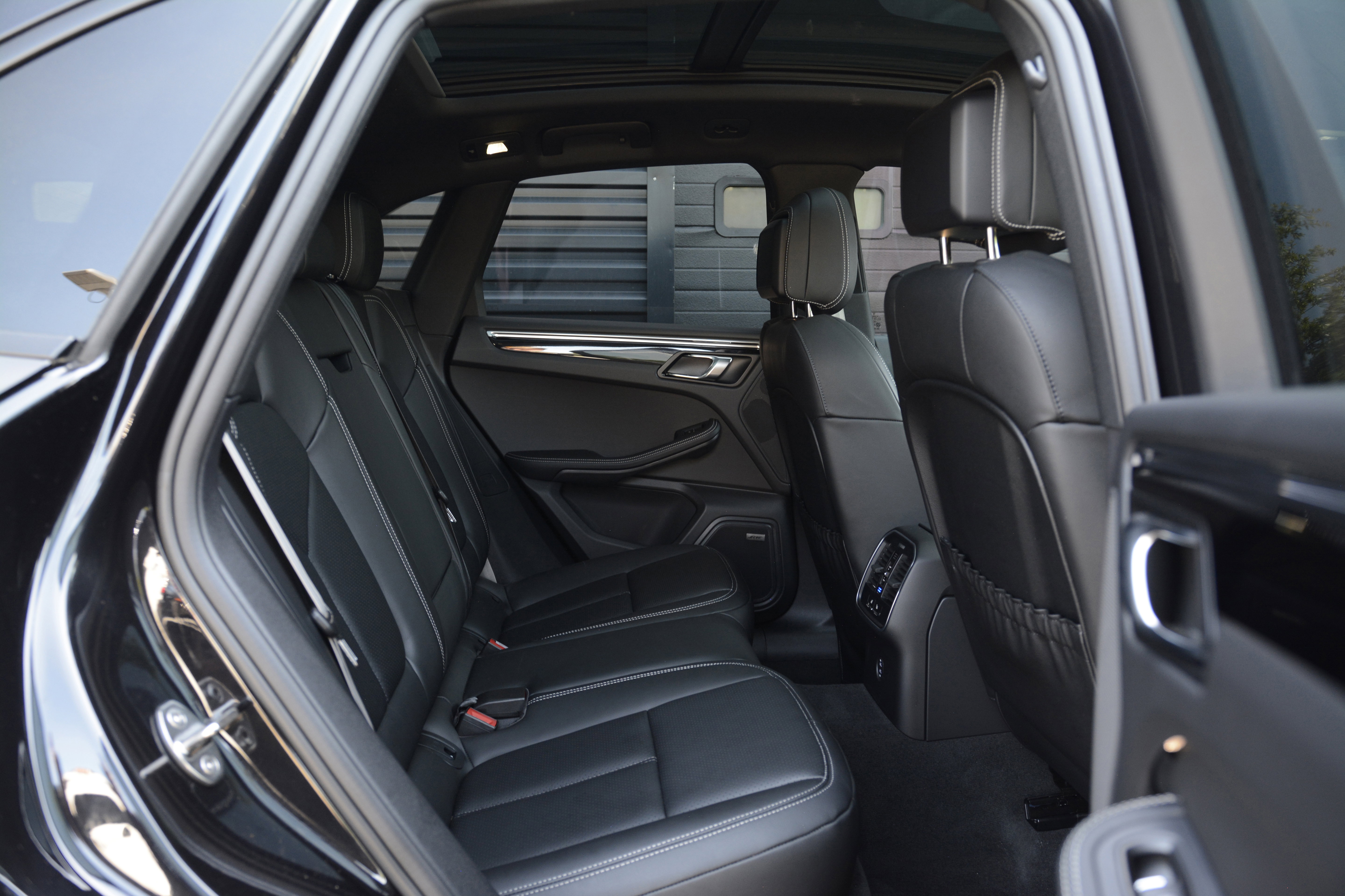 Certified 2026 Porsche Macan AWD/4WD image 34
