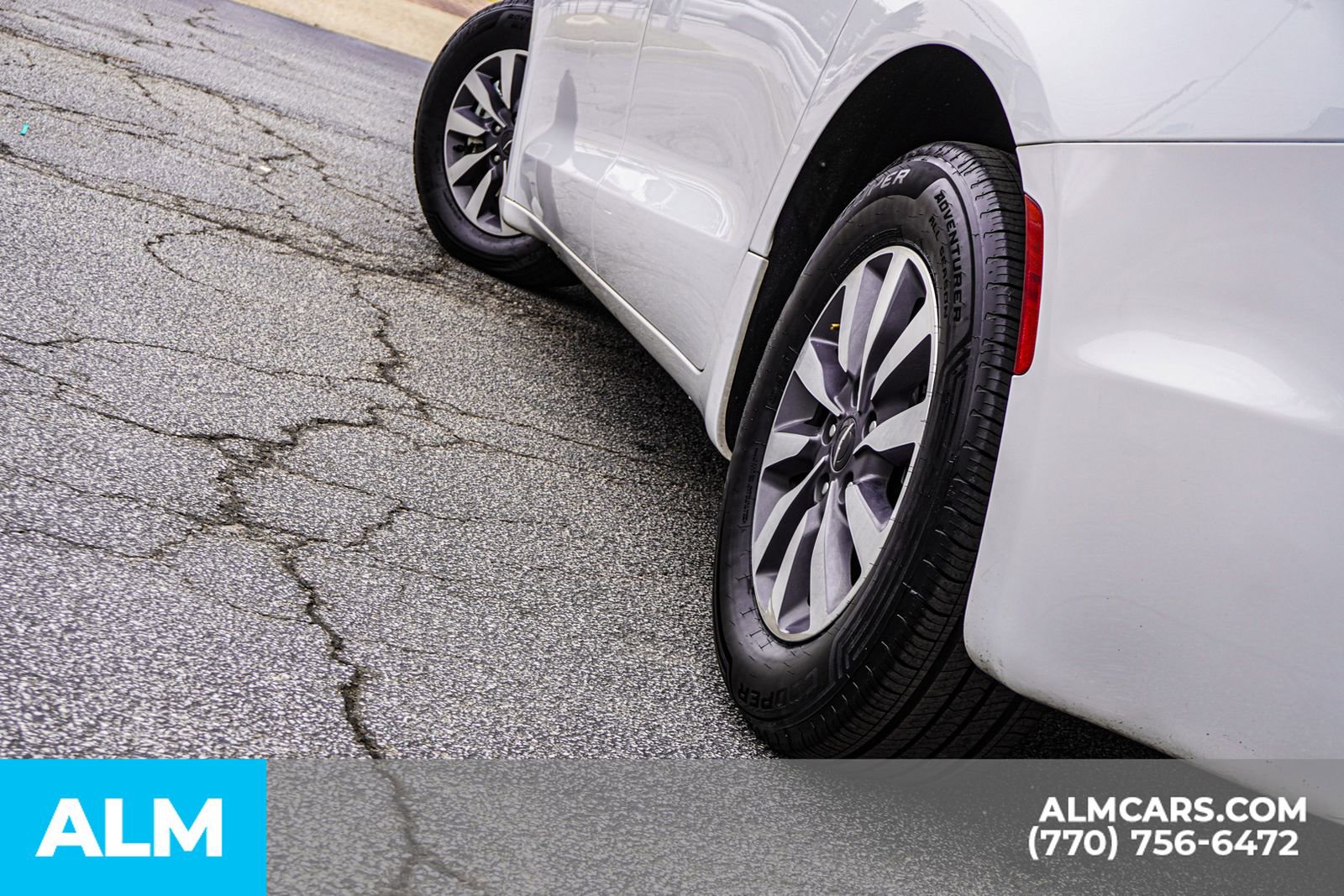 Used 2023 Chrysler Pacifica Touring-L image 14