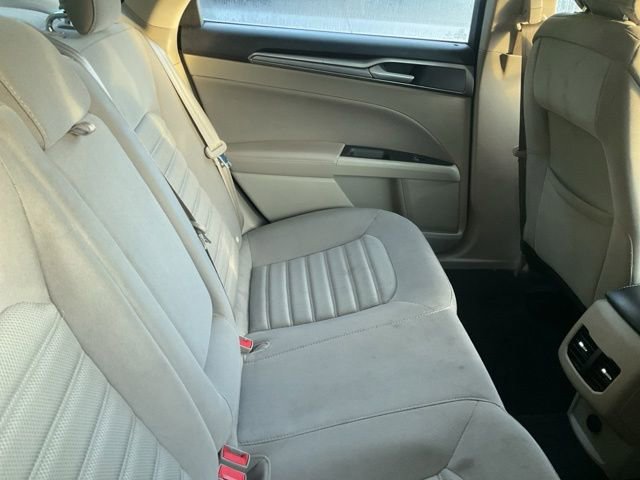 Used 2019 Ford Fusion SE FWD image 4