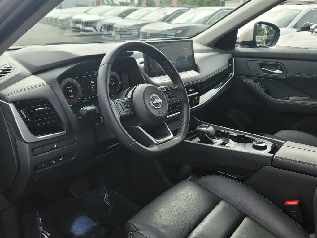 Used 2024 Nissan Rogue SL AWD/4WD image 12