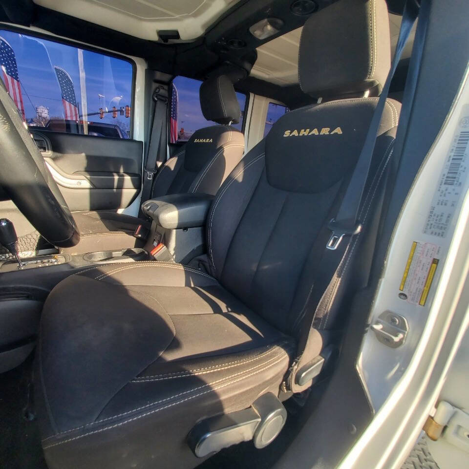 Used 2015 Jeep Wrangler Unlimited Sahara w/ Dual Top Group AWD/4WD image 11