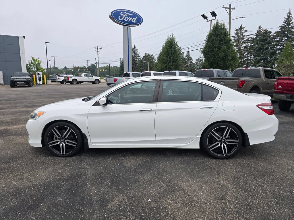 Used 2017 Honda Accord Sport image 2