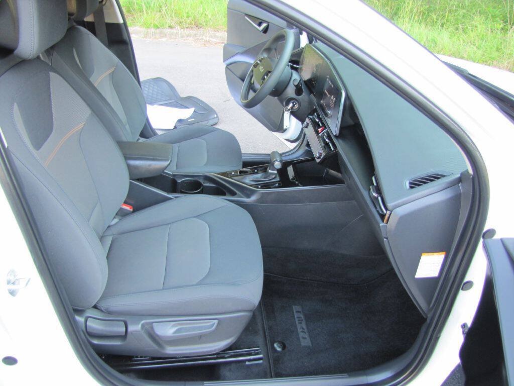 Used 2024 Kia Niro LX FWD image 16