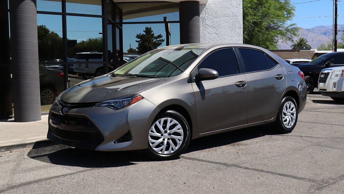 Used 2018 Toyota Corolla LE w/ Carpet Mat Package (TMS) FWD image 2