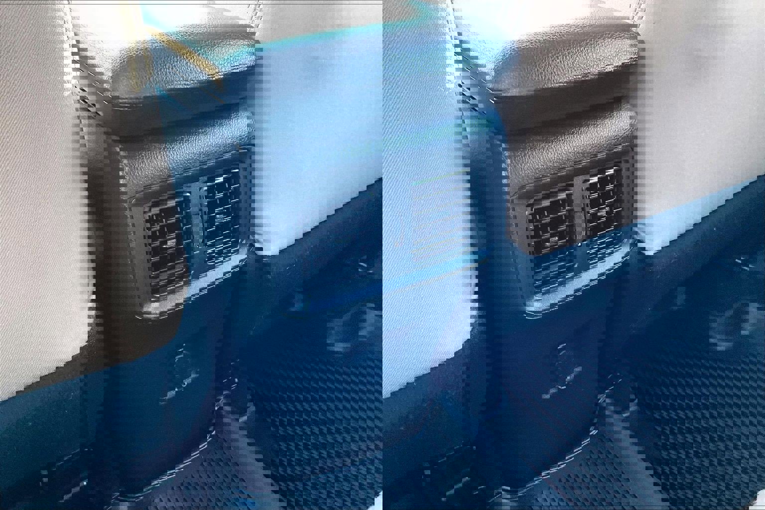 Used 2022 Toyota RAV4 LE image 32