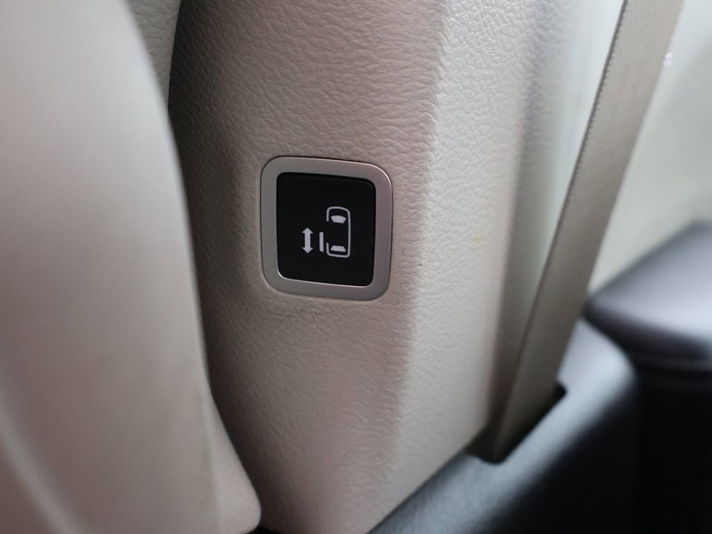 Used 2023 Chrysler Voyager LX image 18