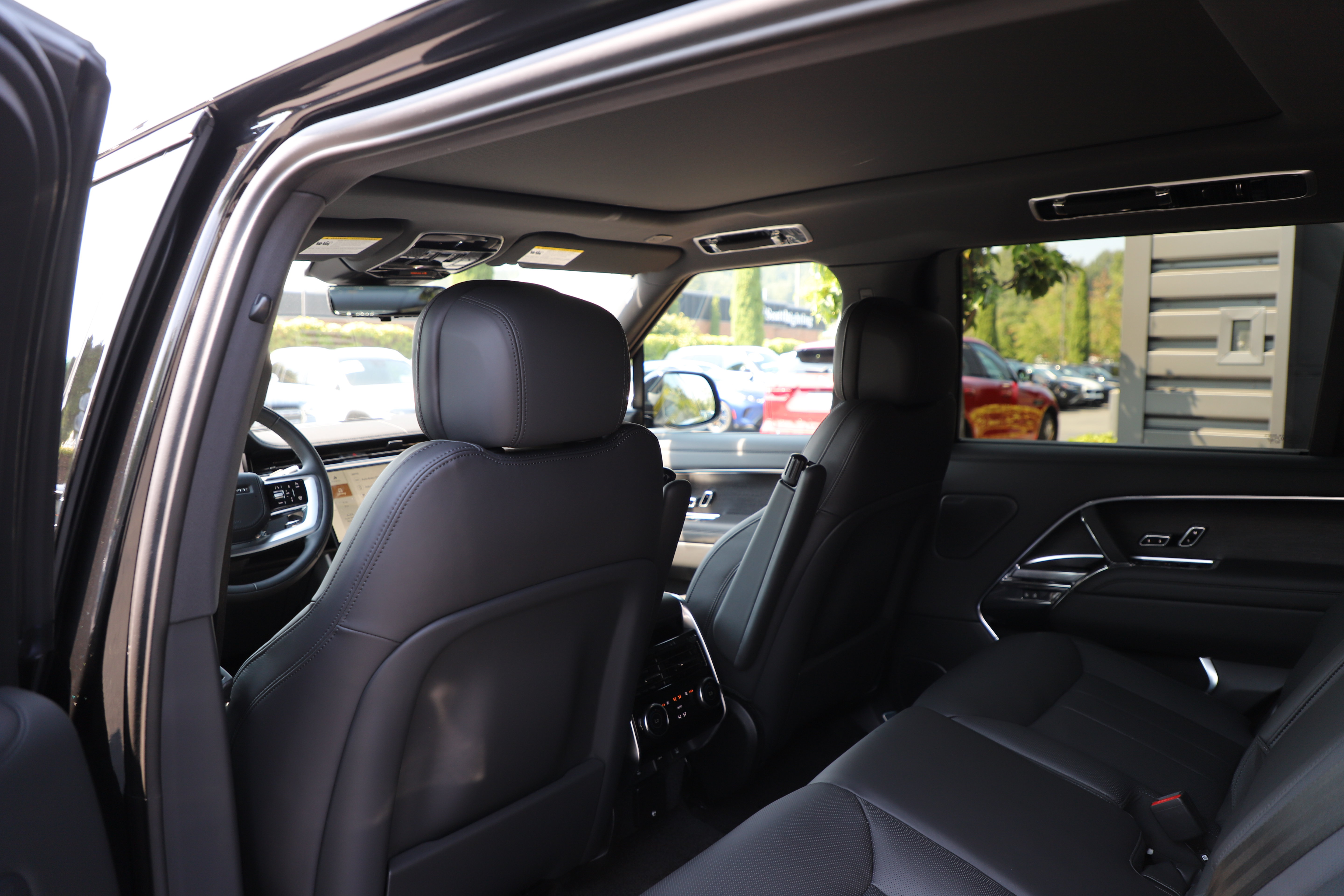 New 2026 Land Rover Range Rover Long Wheelbase SE AWD/4WD image 15