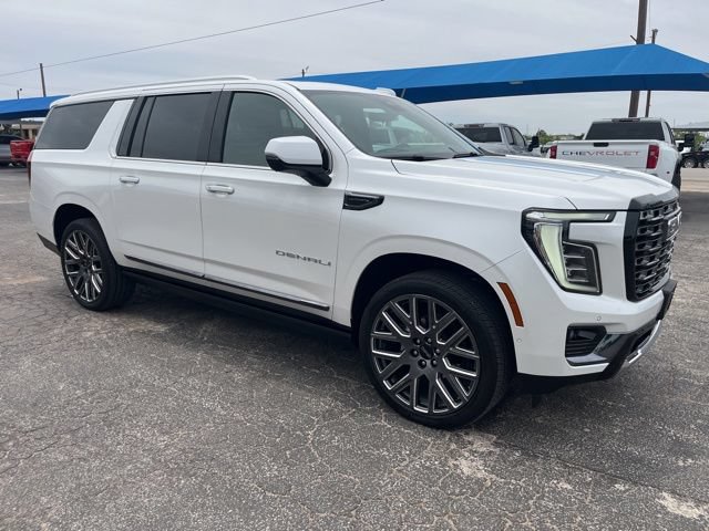 Used 2025 GMC Yukon XL Denali Ultimate w/ LPO, Floor Liner Package AWD/4WD image 3