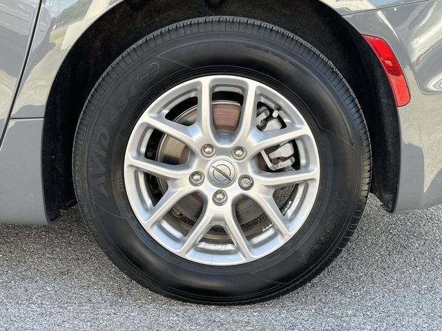 Used 2025 Chrysler Pacifica Select FWD image 11