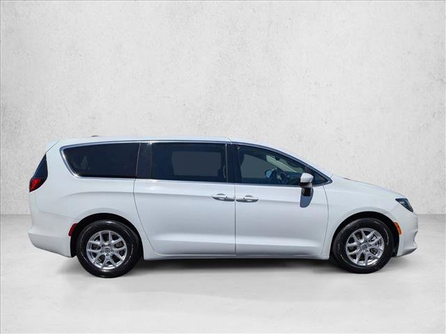 Used 2023 Chrysler Voyager LX FWD video 4