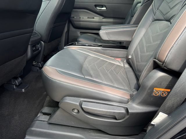 Used 2025 Nissan Pathfinder Platinum AWD/4WD image 8