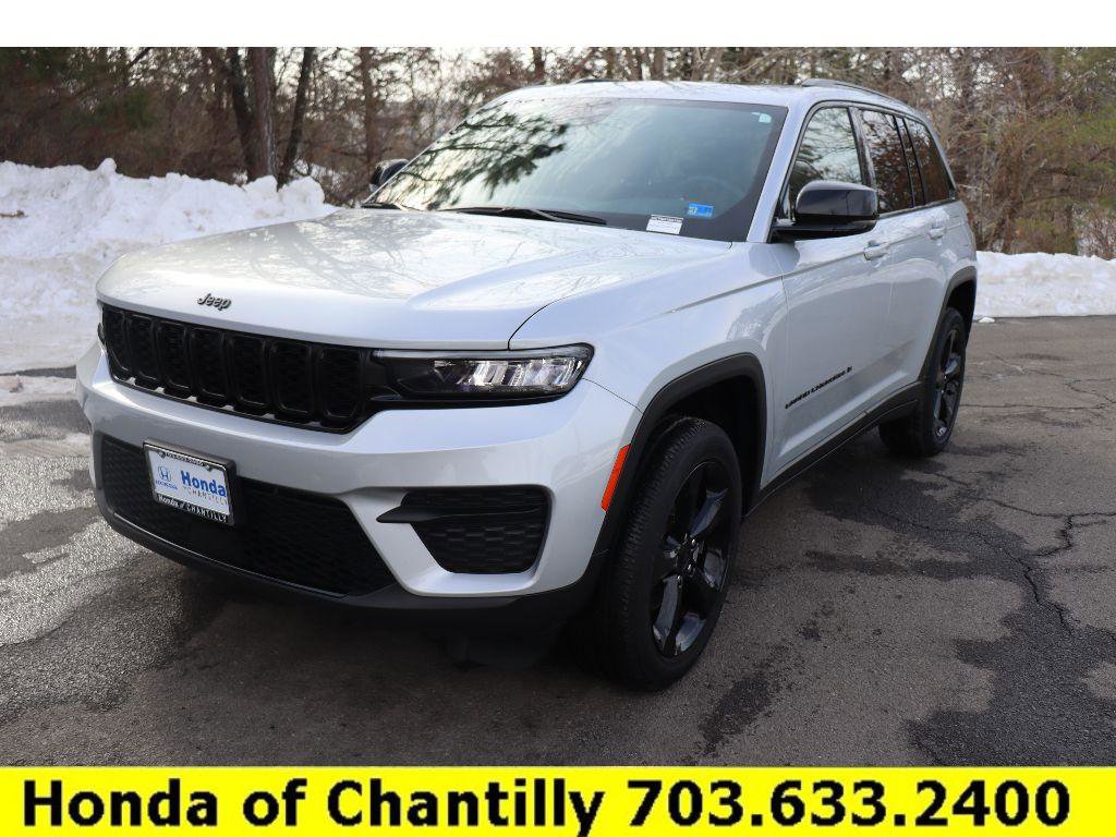 Used 2024 Jeep Grand Cherokee Altitude image 3