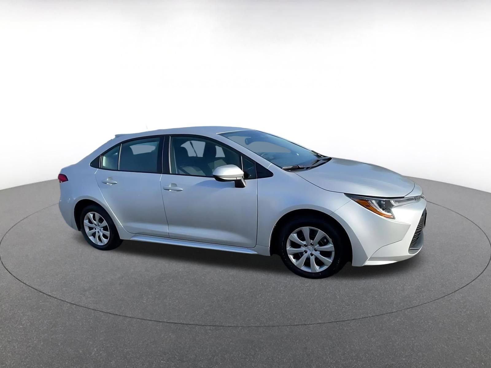 Used 2025 Toyota Corolla LE image 2