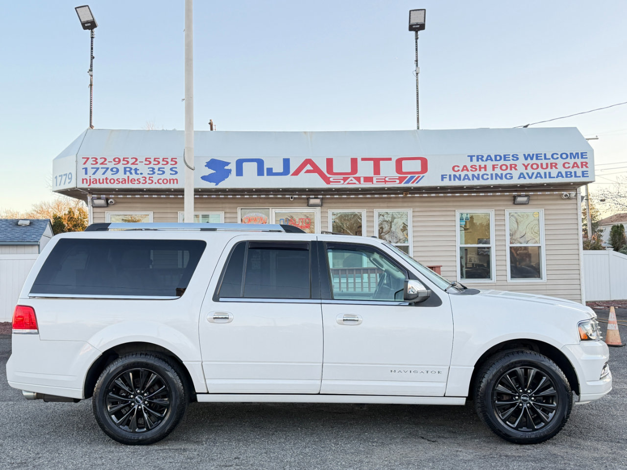 Used 2015 Lincoln Navigator L 4WD image 3