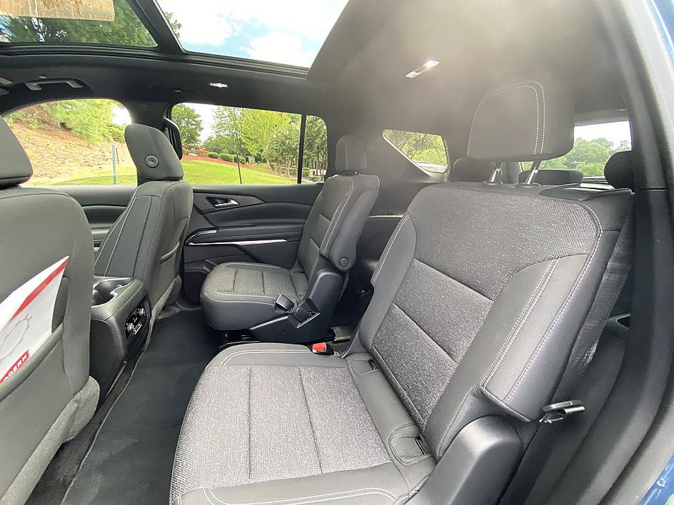 Used 2025 Chevrolet Traverse LT w/ Sun and Wheel Package FWD image 12
