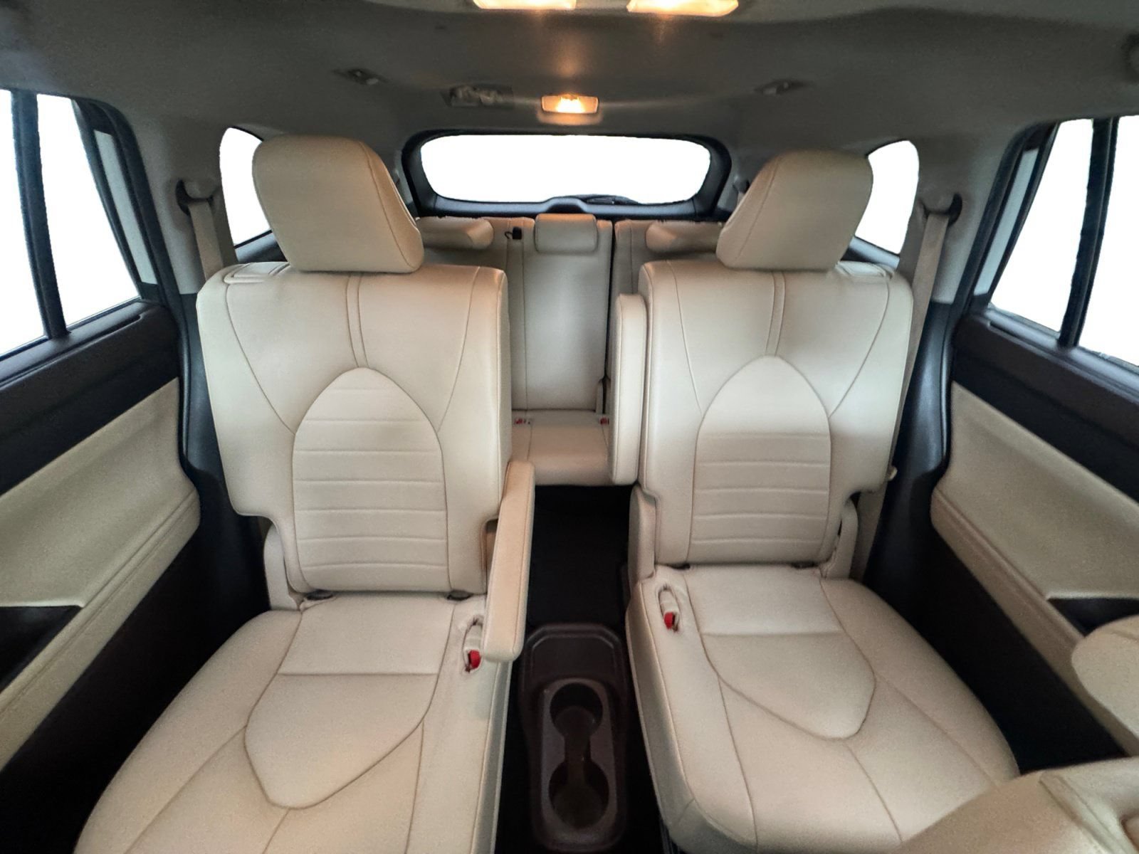 Used 2022 Toyota Highlander XLE FWD image 17