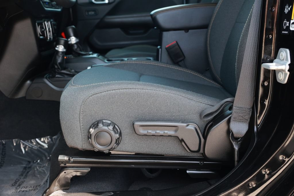 Used 2025 Jeep Wrangler Unlimited Sahara w/ Safety Group AWD/4WD image 19