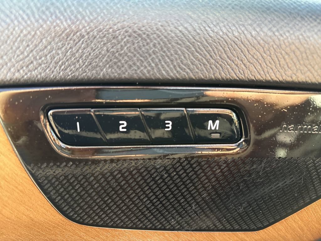 Used 2021 Volvo XC90 T6 Momentum w/ Advanced Package image 12