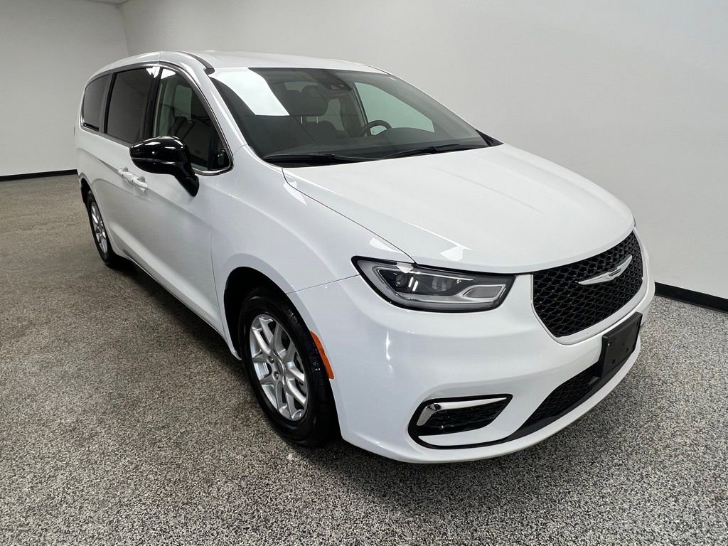 Used 2024 Chrysler Pacifica Touring-L image 19