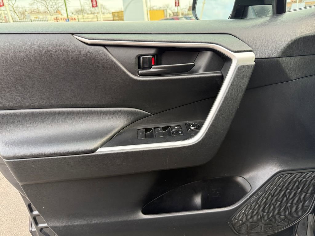 Used 2022 Toyota RAV4 LE image 27