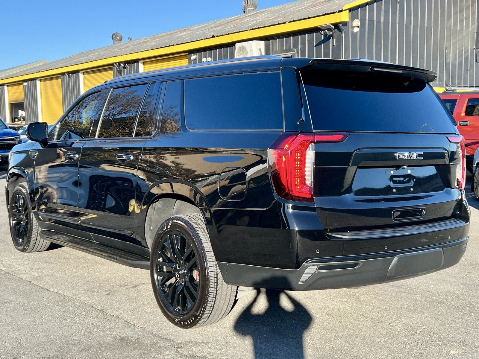 Used 2023 GMC Yukon XL SLT AWD/4WD image 8