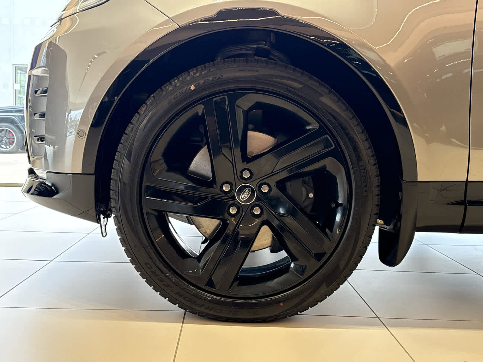 Used 2025 Land Rover Discovery Dynamic SE image 6