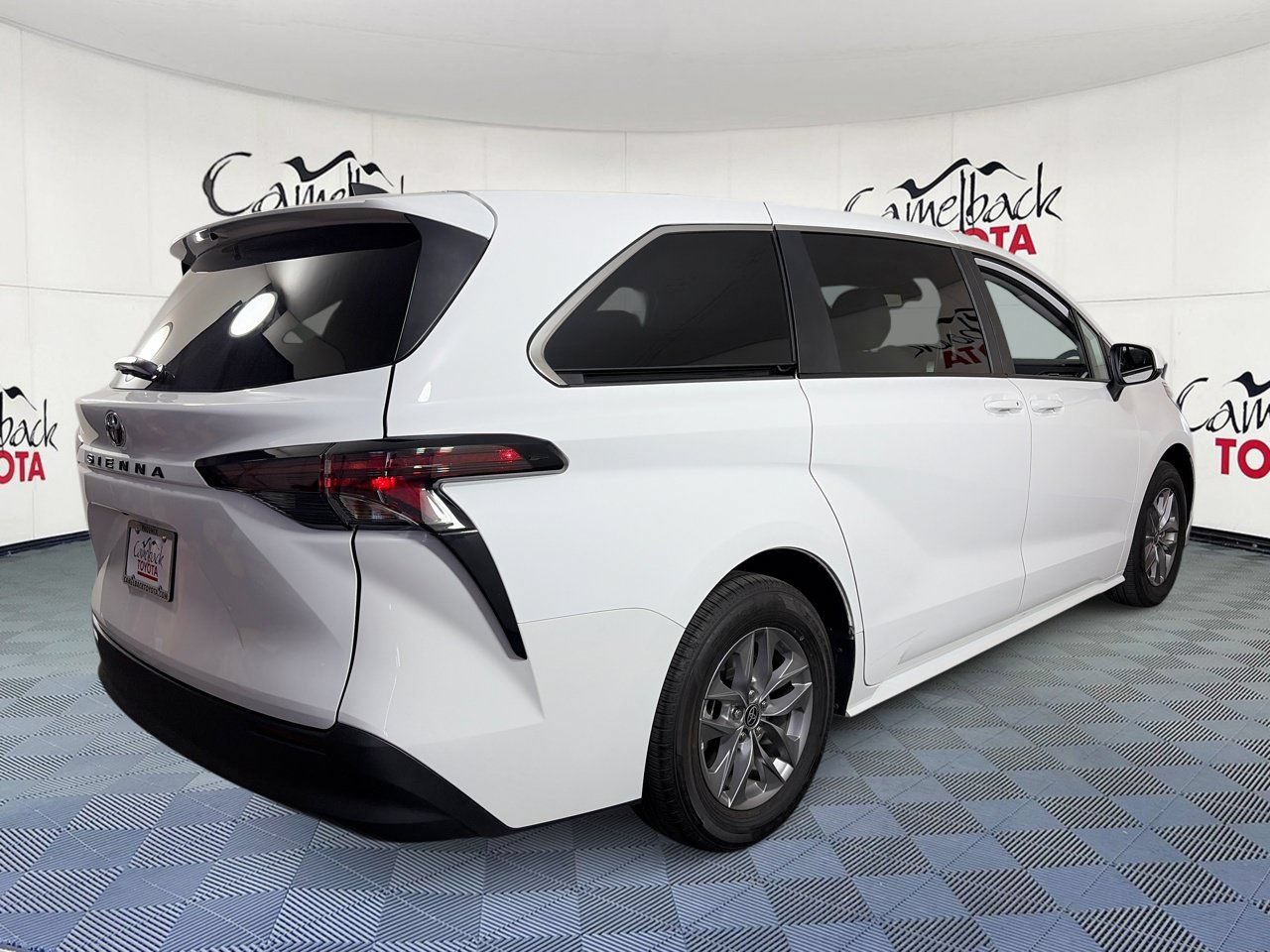 Used 2026 Toyota Sienna LE FWD image 8