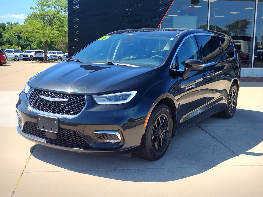 Used 2023 Chrysler Pacifica Touring-L FWD image 1