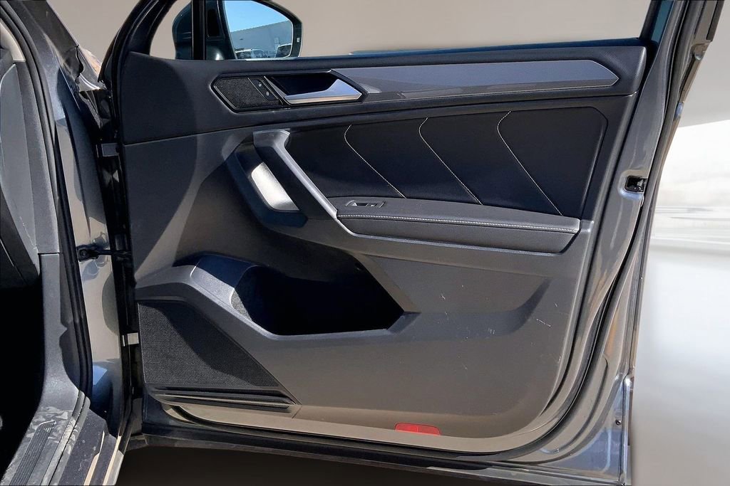 Used 2022 Volkswagen Tiguan SE w/ Panoramic Sunroof Package image 21