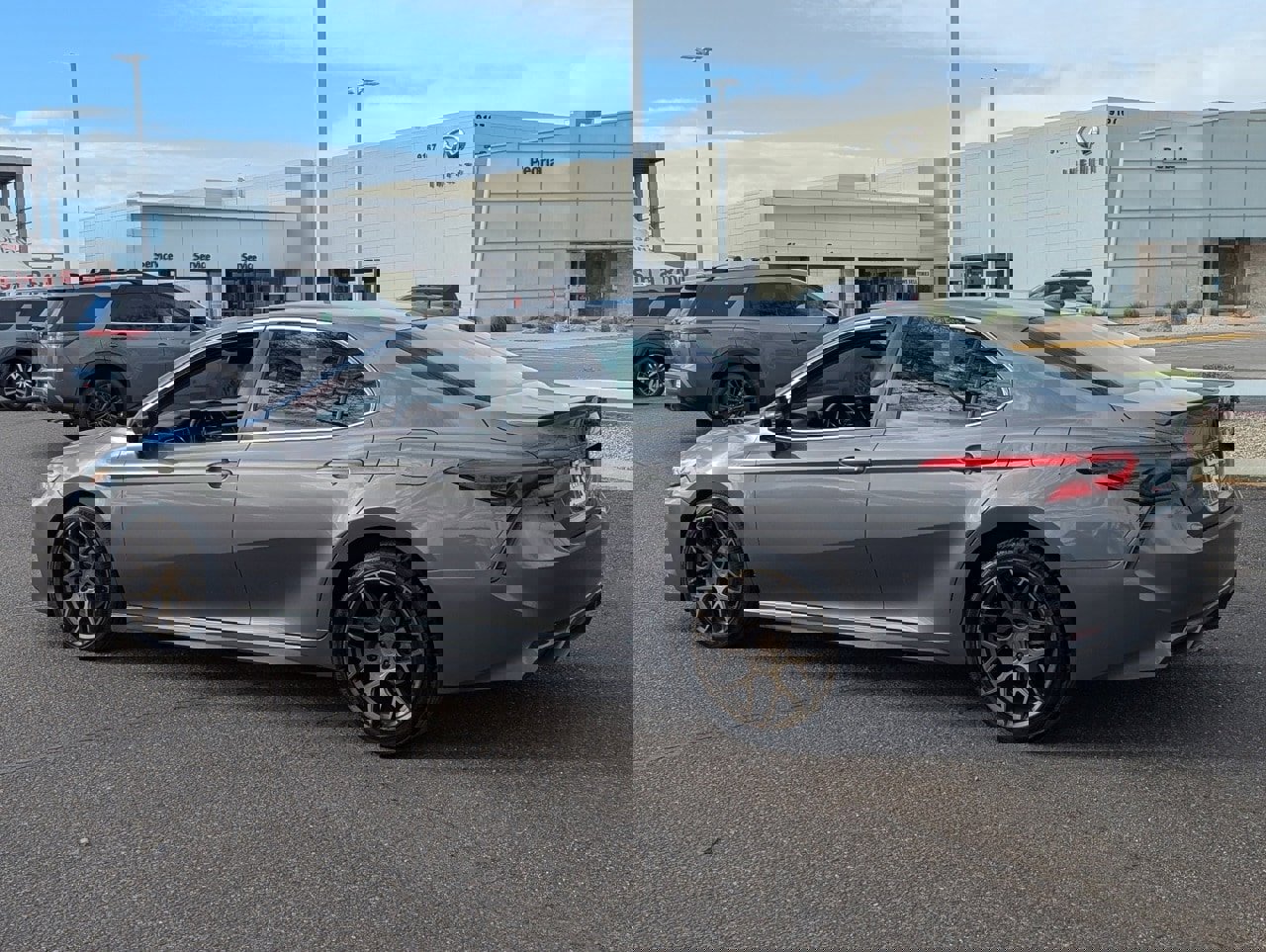 Used 2020 Toyota Camry SE w/ Blackout Package image 4