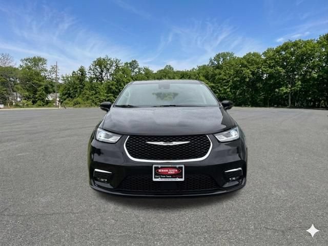 Used 2024 Chrysler Pacifica Touring-L FWD image 3