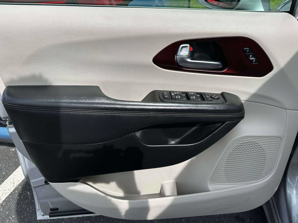 Used 2020 Chrysler Pacifica Limited w/ Advanced Safetytec Group FWD image 14