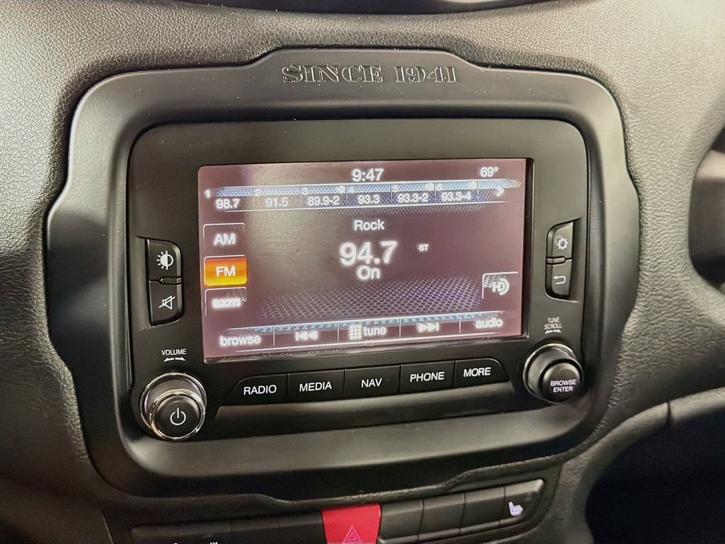 Used 2015 Jeep Renegade Latitude w/ Cold Weather Group II FWD image 13