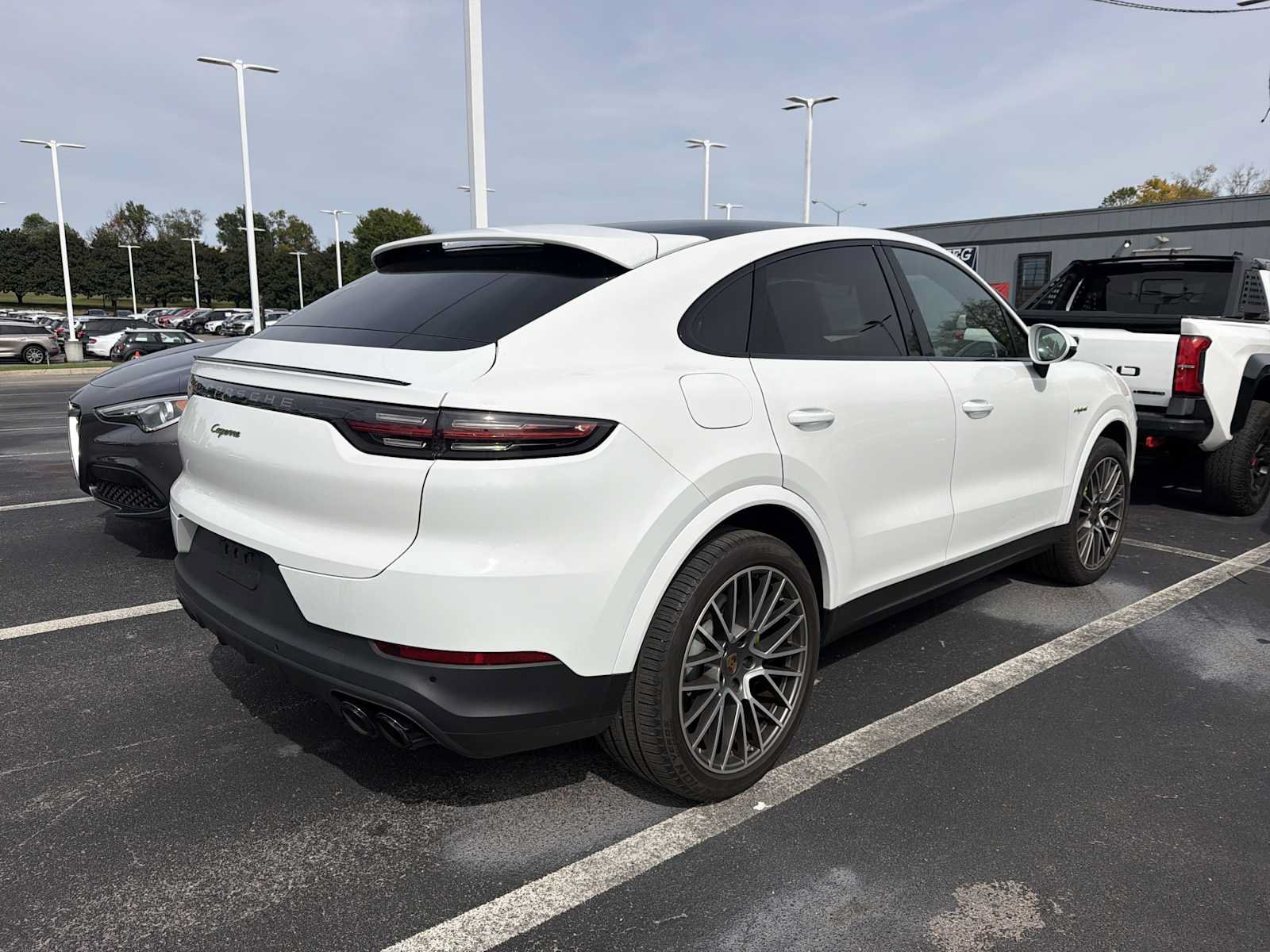 Used 2023 Porsche Cayenne Platinum Edition AWD/4WD image 4