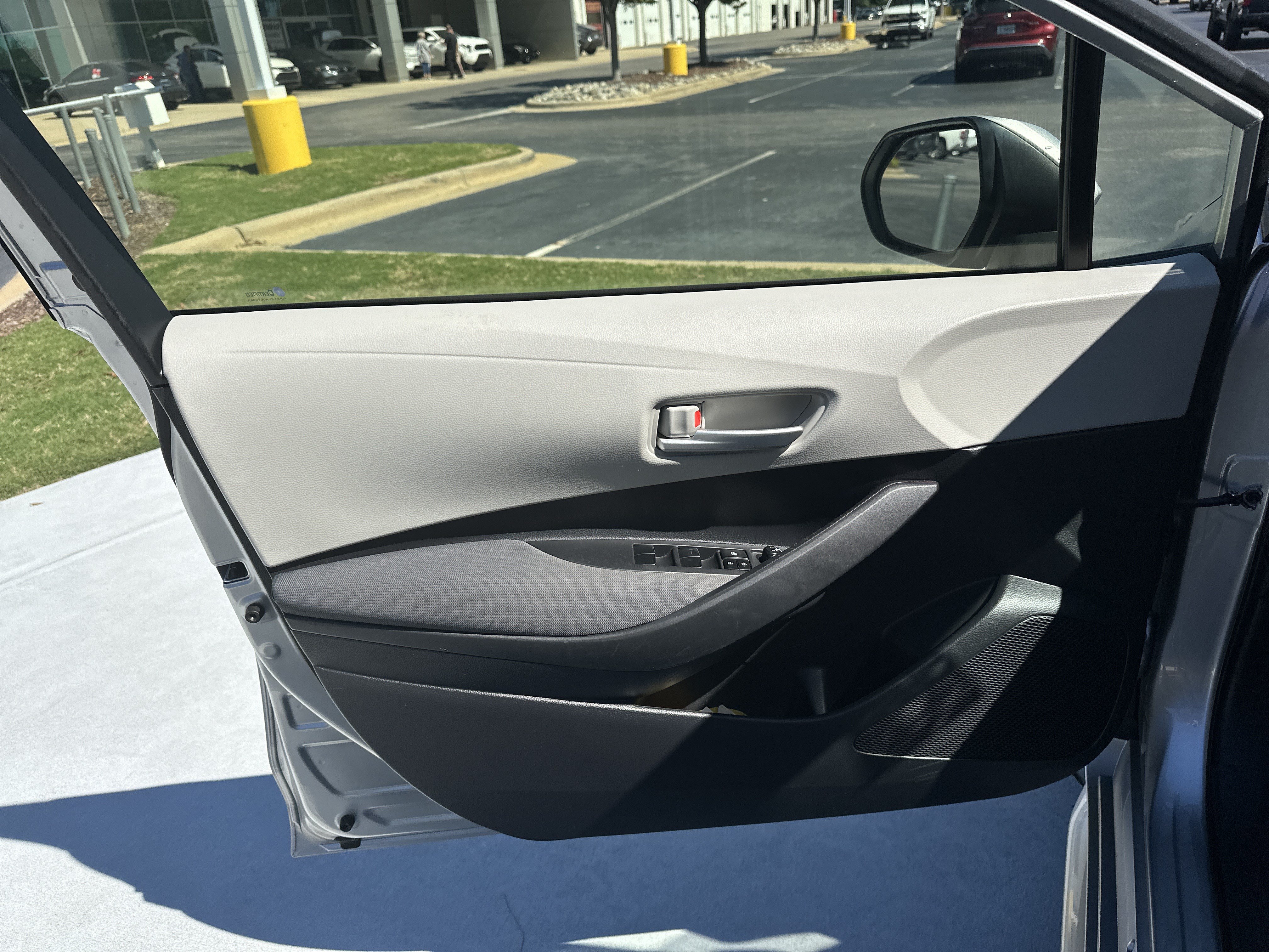 Used 2020 Toyota Corolla LE FWD image 14