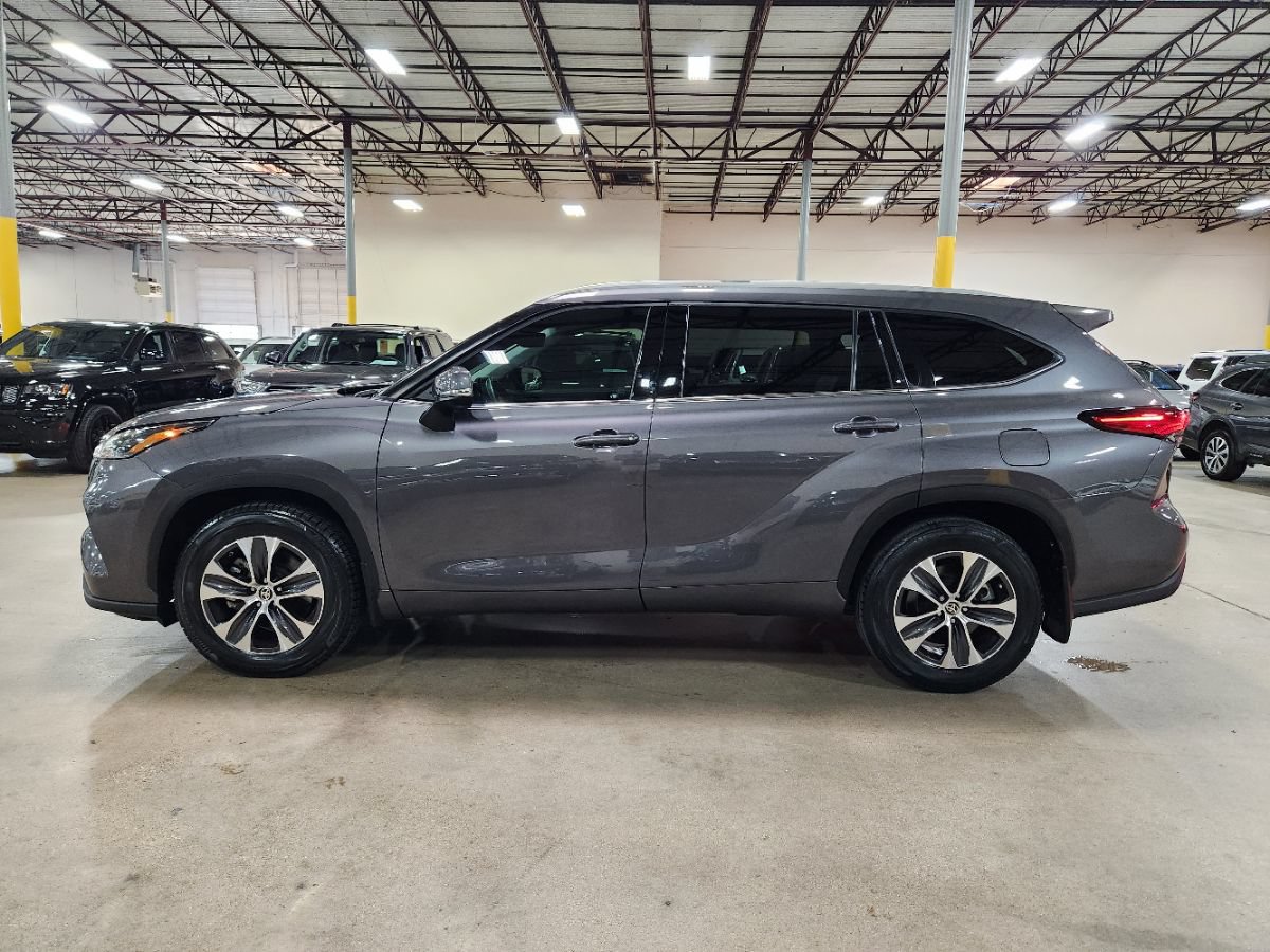 Used 2022 Toyota Highlander XLE FWD image 7