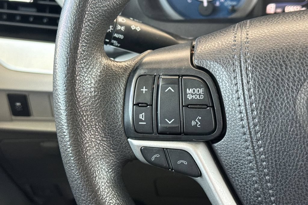 Used 2020 Toyota Sienna LE w/ LE Preferred Package FWD image 28