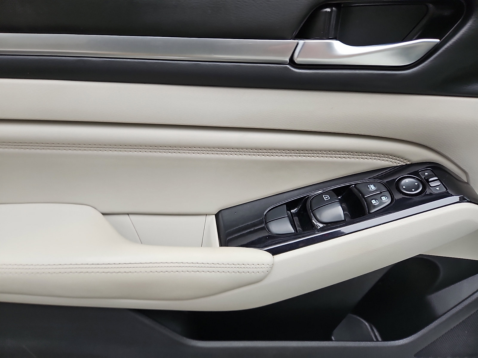 Certified 2022 Nissan Altima 2.5 SV w/ SV Premium Package image 12