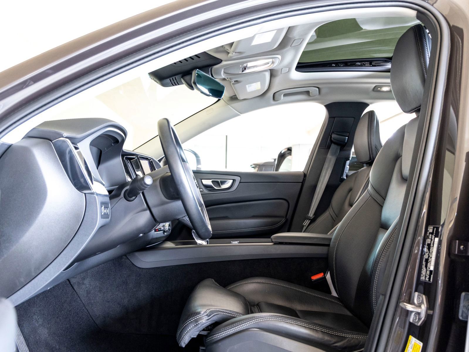 Used 2022 Volvo XC60 T8 Inscription w/ Advanced Package image 16