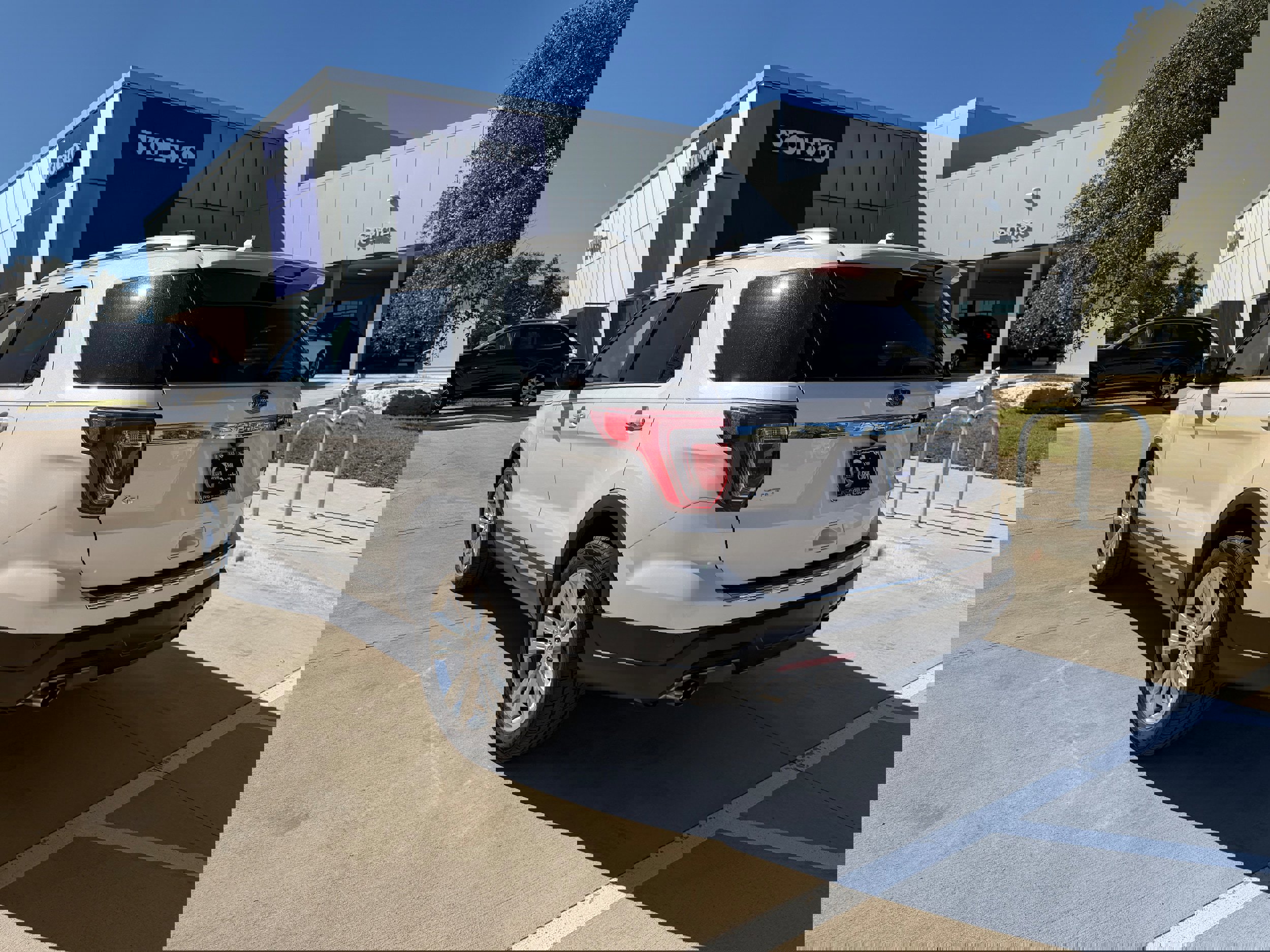 Used 2018 Ford Explorer XLT w/ Equipment Group 202A AWD/4WD image 4