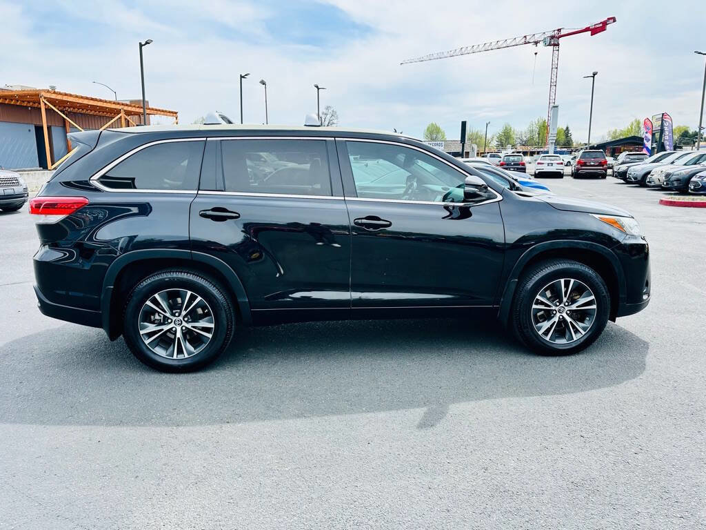 Used 2017 Toyota Highlander Plus w/ Carpet Mat Package AWD/4WD image 8